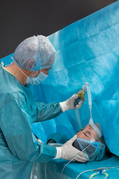 Foto procedimento cirúrgico feito pelo médico no paciente