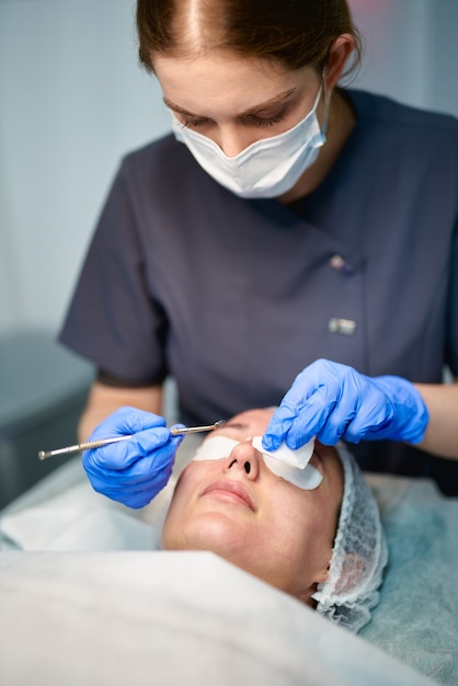 Procedimento cosmético com rosto de mulher