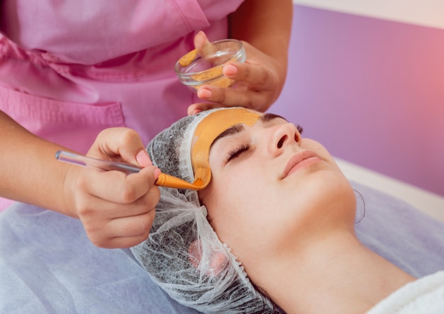 Procedimento cosmético facial no salão spa.