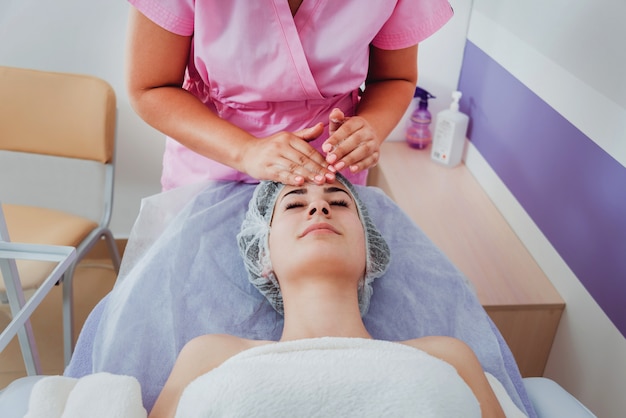 Procedimento cosmético facial no salão spa.