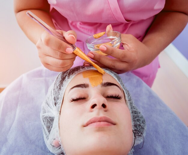 Procedimento cosmético facial no salão spa.