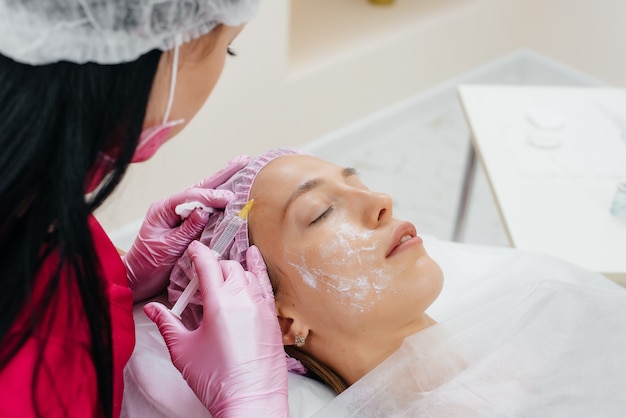 Procedimento cosmético para bio revitalização e remoção de rugas para mulher bonita