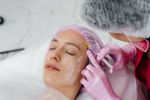 Procedimento cosmético para bio revitalização e remoção de rugas para mulher bonita