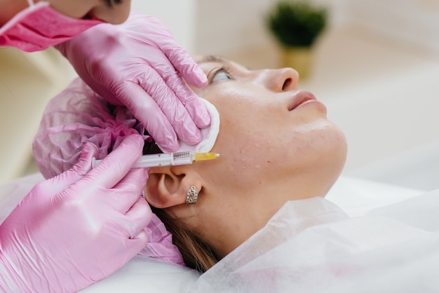 Procedimento cosmético para biorevitalização e remoção de rugas para uma bela jovem. Cosmetologia.