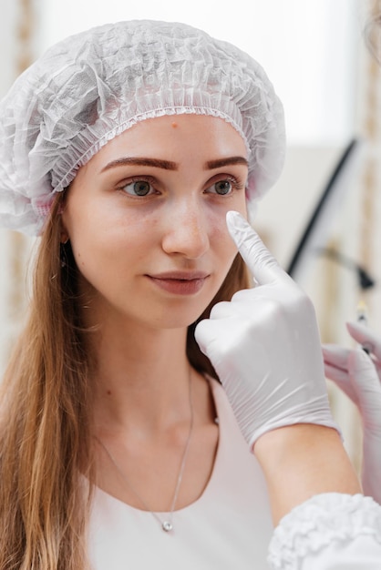 Procedimento cosmético para preencher o sulco nasolacrimal e mesoterapia ao redor dos olhos para uma jovem linda Cosmetologia moderna