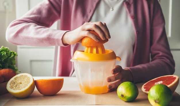 Procedimento de compressão manual e fabricação de suco de laranja em casa