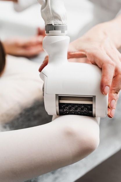 Procedimento de drenagem linfática O médico está a utilizar o drenamento linfático para tratar o congestionamento do sistema linfático do doente A jovem está a ser submetida a um procedimento de drenagens linfáticas guiadas por máquina