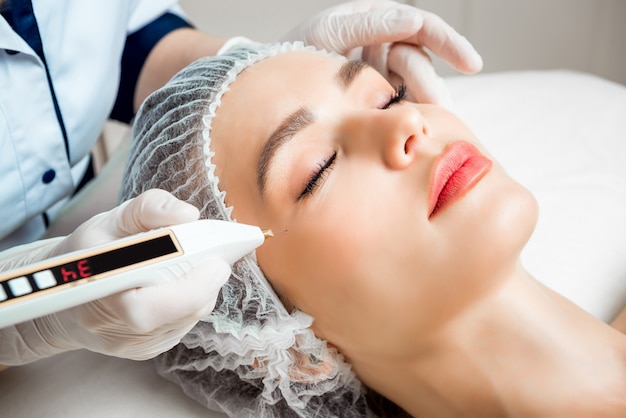 Procedimento de esteticista em um salão de beleza