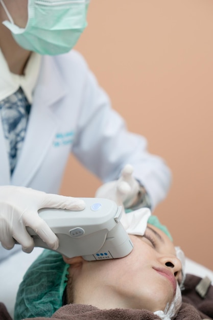 Procedimento de esteticista por dispositivo elétricoTratamento de terapia por ultrassom para endurecimento da pele em clínica de estética