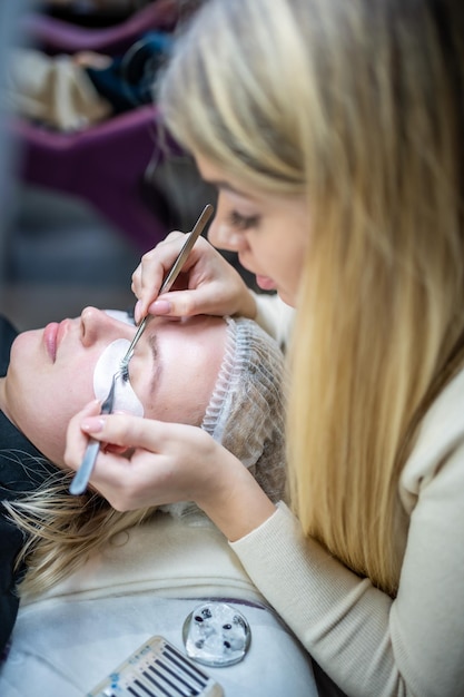 Procedimento de extensão de cílios em cílios de salão de beleza close-up conceito spa lash