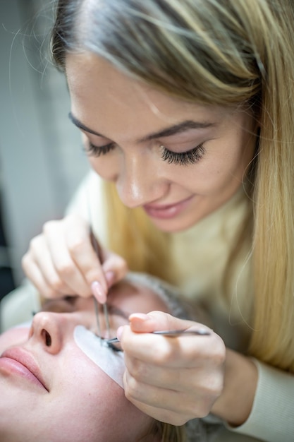 Procedimento de extensão de cílios em cílios de salão de beleza close-up conceito spa lash