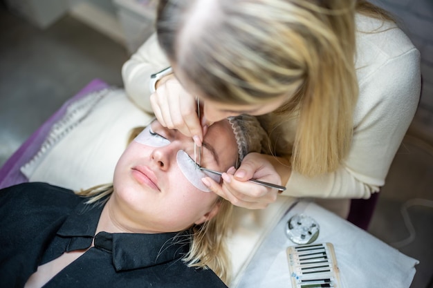 Procedimento de extensão de cílios em cílios de salão de beleza close-up conceito spa lash