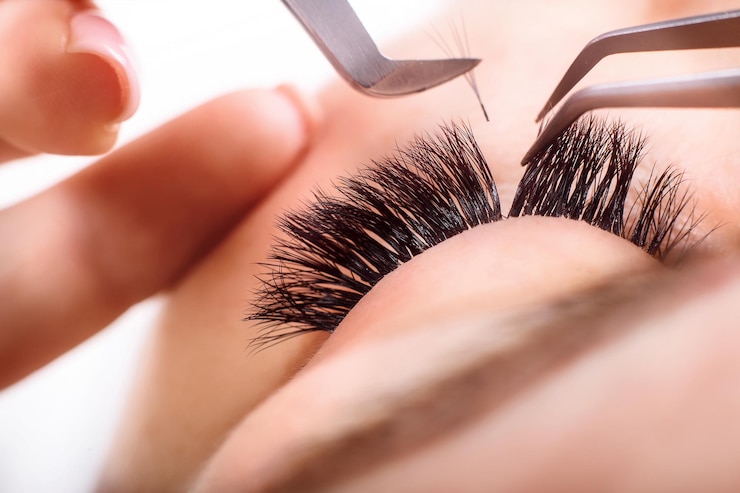 Foto procedimento de extensão de cílios olho de mulher com cílios longos fechar o foco seletivo