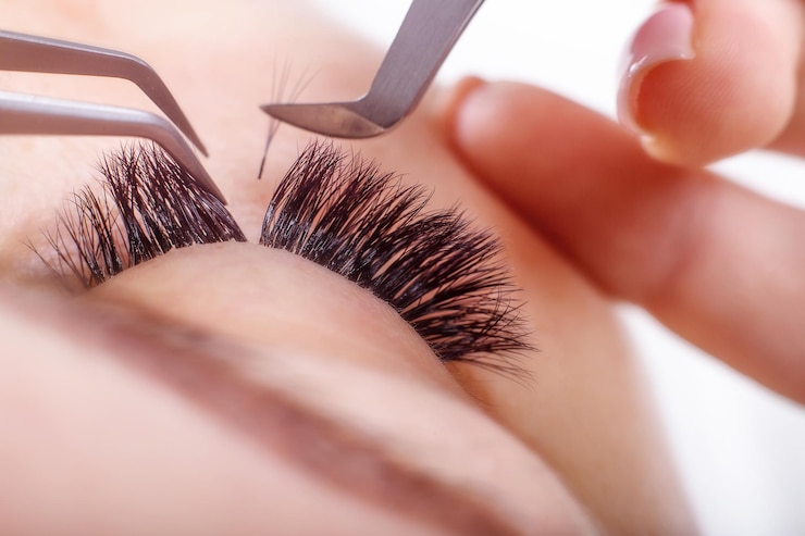 Foto procedimento de extensão de cílios olho de mulher com cílios longos os cílios fecham o foco seletivo macro