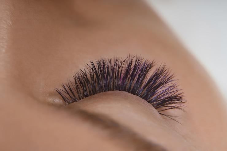 Foto procedimento de extensão dos cílios. close-up vista bonita olhos femininos com cílios longos, pele saudável e macia.