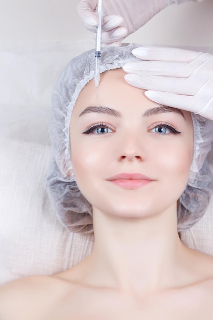 Procedimento de injeções faciais de rejuvenescimento de colágeno na pele do rosto