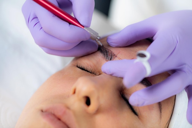 Procedimento de maquiagem semipermanente para sobrancelhas Microblading