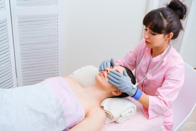 Foto procedimento de microcorrentes elétricas microsensoriais para estimulação por eletrodos