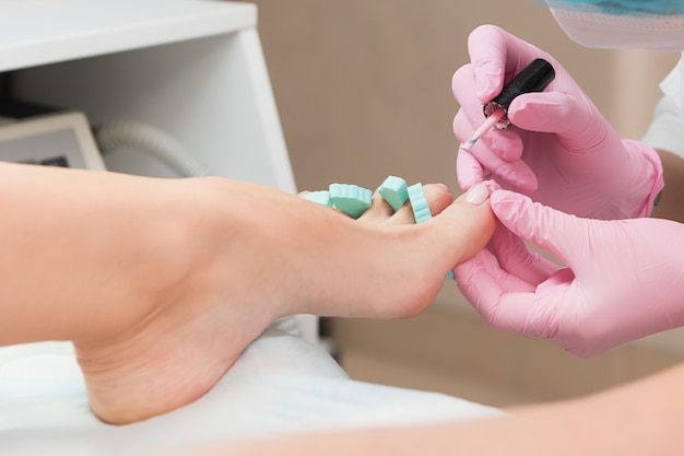 Procedimento de pedicure em salão de beleza