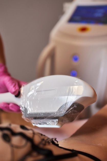 Procedimento de remoção de pêlos de depilação Elos no corpo de uma mulher Esteticista fazendo rejuvenescimento a laser em um salão de beleza Removendo pêlos indesejados Hardware cosmetologia ipl