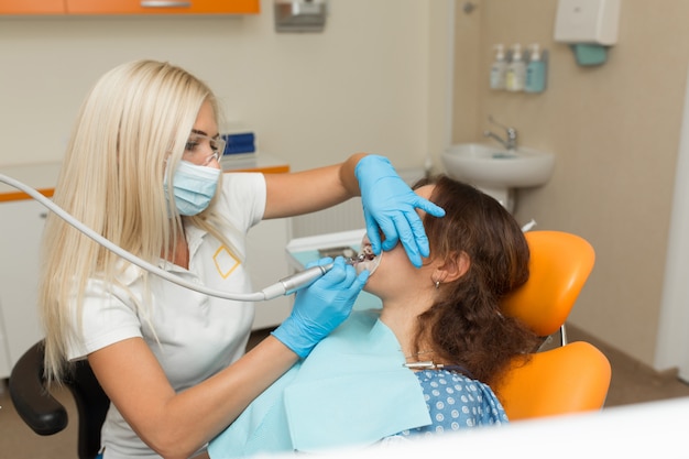 Procedimento médico do dentista do close-up dos dentes que lustram com limpo.
