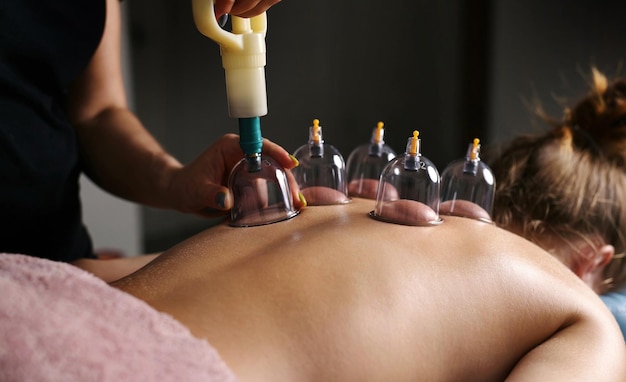 Procedimentos com os copos de vácuo num salão de massagem