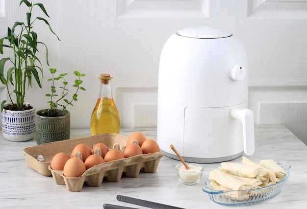 Foto procedimentos de cozimento usando fritadeira de ar branco para uma culinária saudável na cozinha