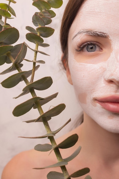 Procedimiento de belleza de hoja de mujer joven de piel de cuerpo