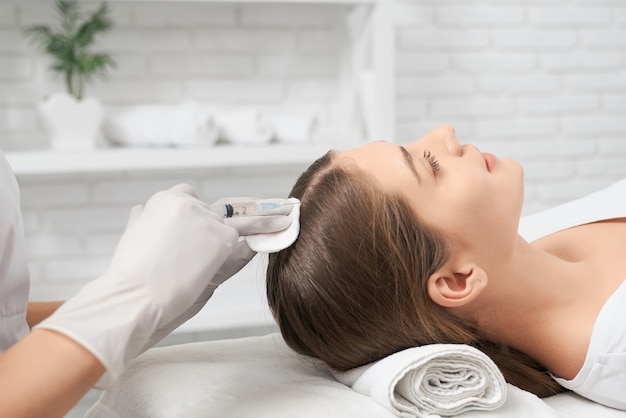 Foto procedimiento de belleza para mejorar el cabello en el salón.