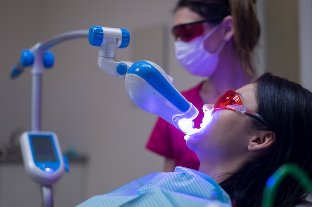 Procedimiento de blanqueamiento dental con lámpara UV de luz ultravioleta