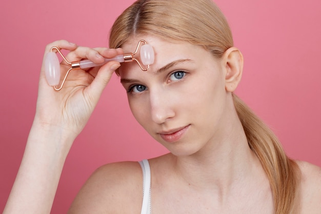 Procedimiento de cara de gua sha en curso de mujer