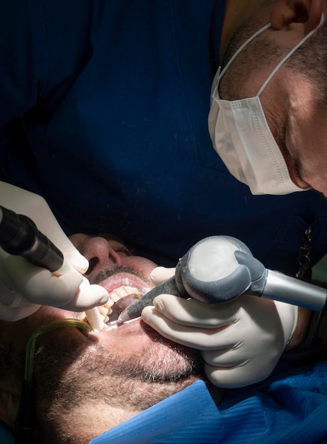 Procedimiento de cepillado de dientes de cálculo dental en un consultorio dental en Atenas Grecia