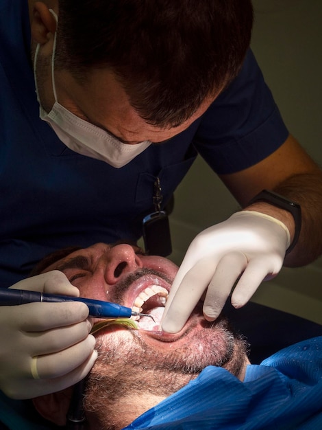 Procedimiento de cepillado de dientes de cálculo dental en un consultorio dental en Atenas Grecia