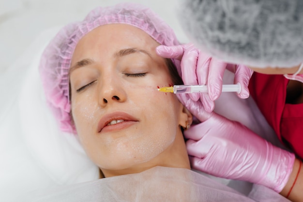 Procedimiento cosmético para biorrevitalización y eliminación de arrugas para una hermosa joven. Cosmetología.