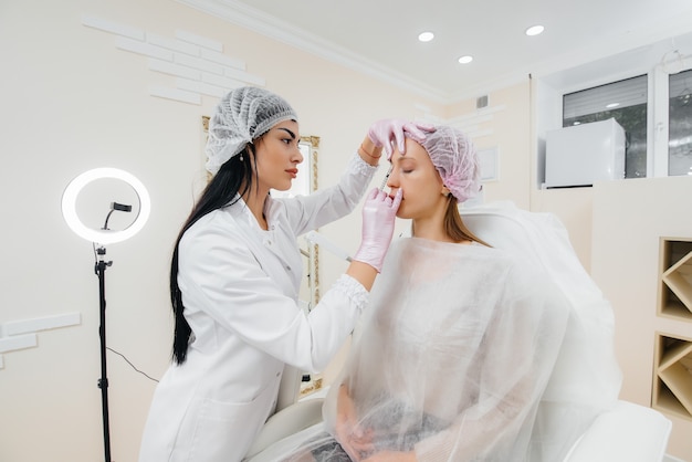 Procedimiento cosmético para biorrevitalización y eliminación de arrugas para mujer.