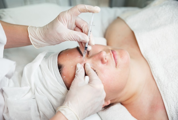 Procedimiento cosmético para la corrección de pómulos con inyecciones de botox.