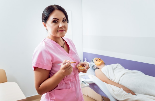 Procedimiento cosmético facial en el salón de spa.