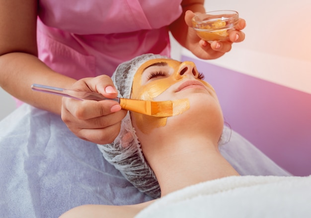 Procedimiento cosmético facial en el salón de spa.