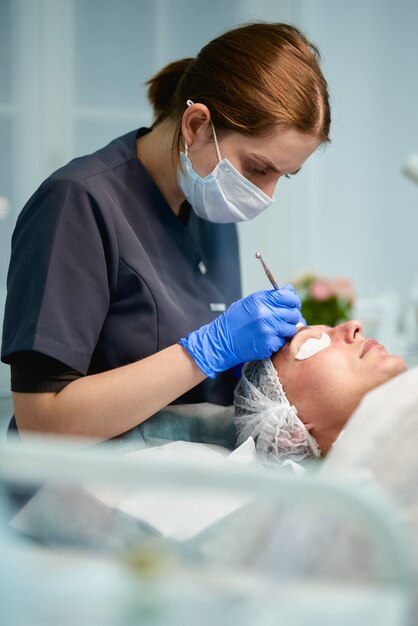 Procedimiento cosmético con rostro de mujer.