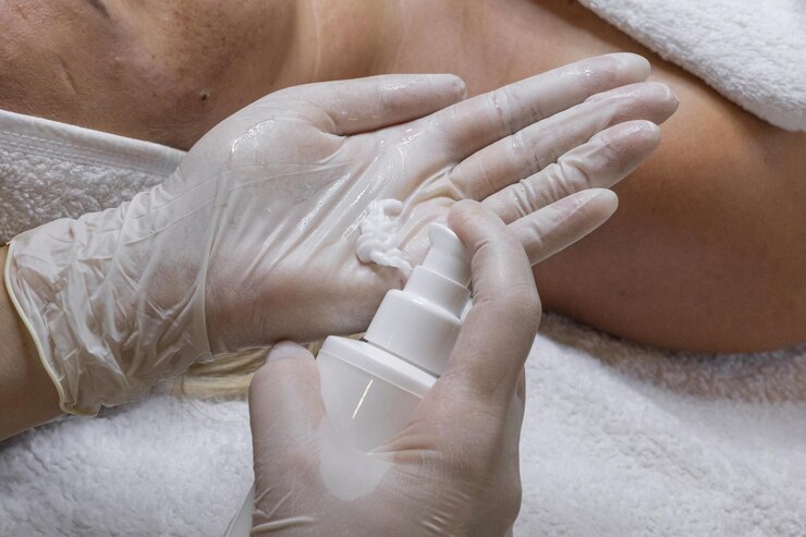 Foto procedimiento de cosmetología en un estudio de belleza