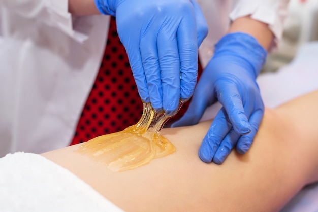 Procedimiento de dar forma a las piernas en el salón de belleza de la parte del cuerpo.