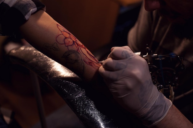 Procedimiento doloroso de hacerse un tatuaje de un tatuador profesional