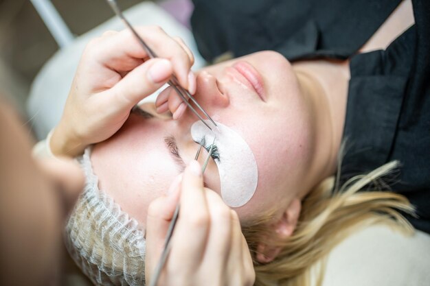 Foto procedimiento de extensión de pestañas en salón de belleza lashes close up concept spa lash