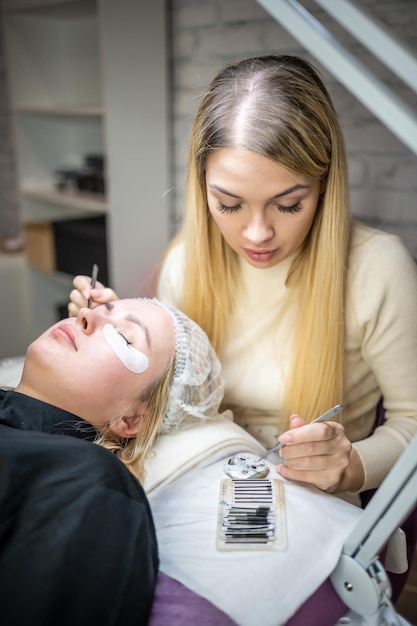 Procedimiento de extensión de pestañas en salón de belleza pestañas primer plano concepto spa lash