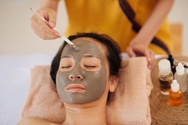 Procedimiento facial en salón de belleza