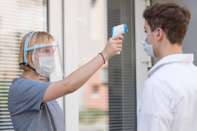 Foto procedimiento de muestra de coronavirus