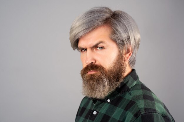 Procedimientos de barbería Retrato de hombre guapo con barba Bigote y peinado de moda