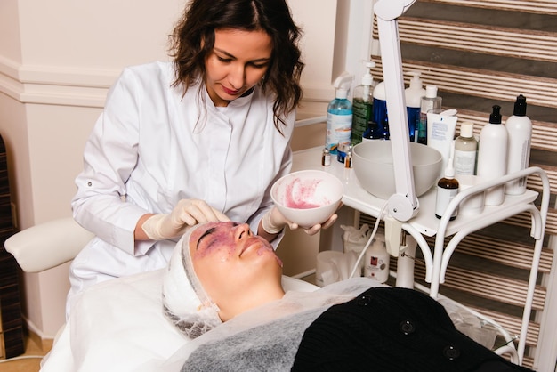 Procedimientos clínicos de cuidado de la piel para la elasticidad de la piel del rostro.