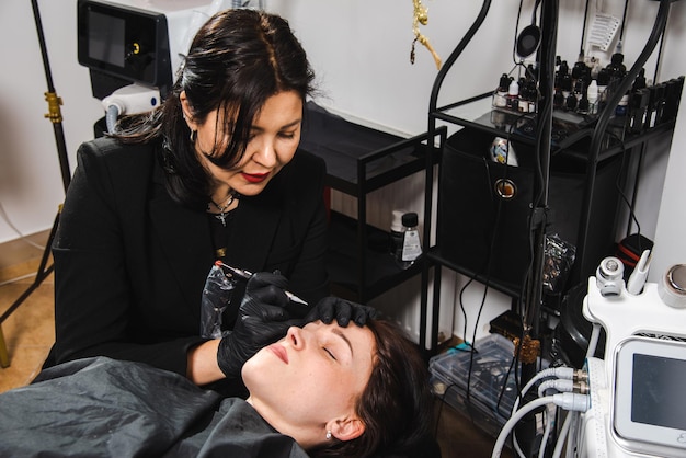 Procedimientos de corrección de cejas y labios para el rejuvenecimiento facial en el salón de belleza