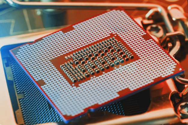 Foto procesador central en la placa base de la computadora